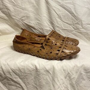 Spring step women’s 9 Tan leather Turkish made cut out loafers